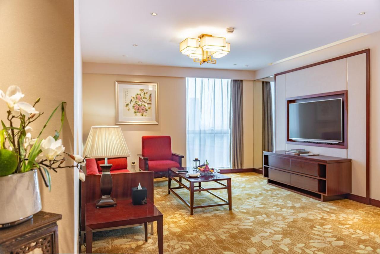 Отель Guangzhou Baiyun International Convention Center Экстерьер фото