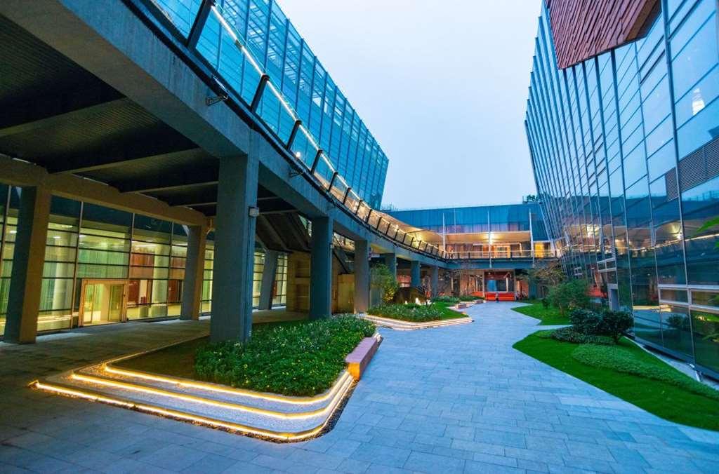 Отель Guangzhou Baiyun International Convention Center Экстерьер фото