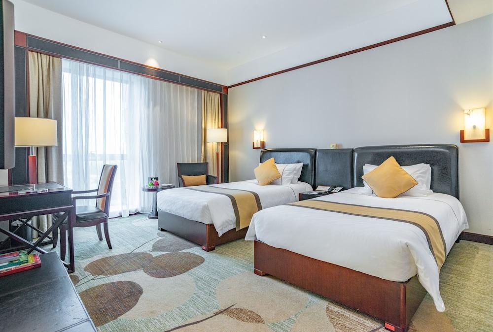 Отель Guangzhou Baiyun International Convention Center Экстерьер фото
