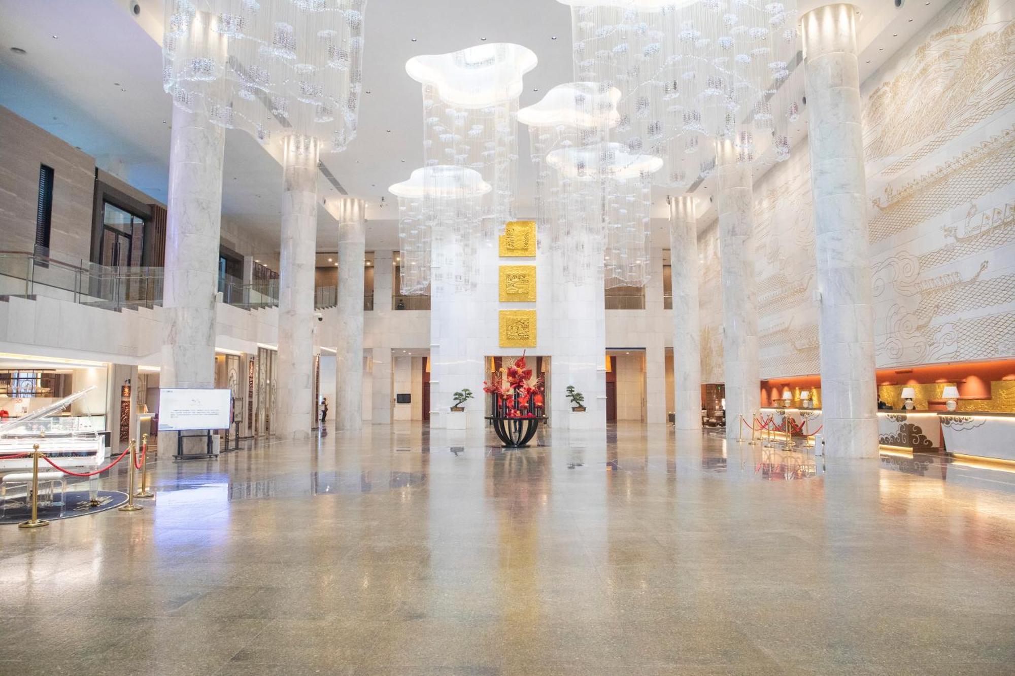 Отель Guangzhou Baiyun International Convention Center Экстерьер фото