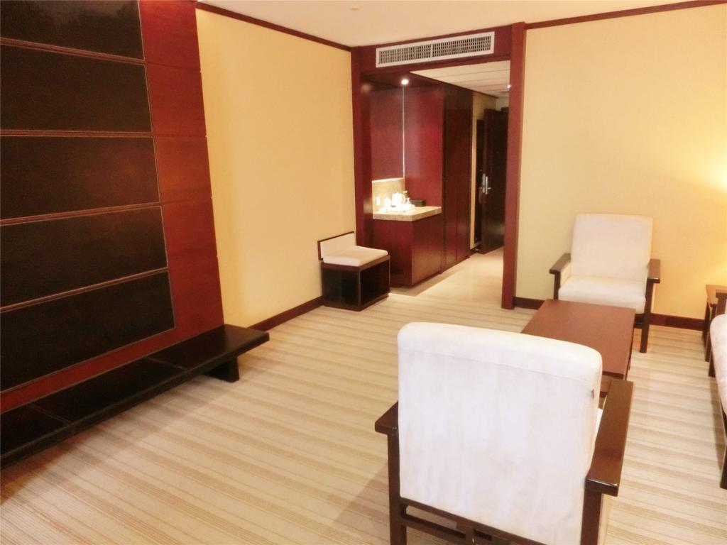 Отель Guangzhou Baiyun International Convention Center Экстерьер фото