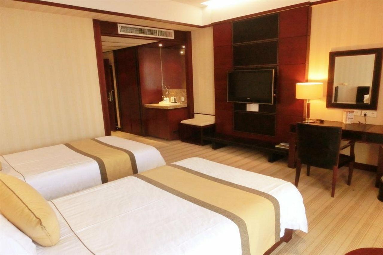 Отель Guangzhou Baiyun International Convention Center Экстерьер фото