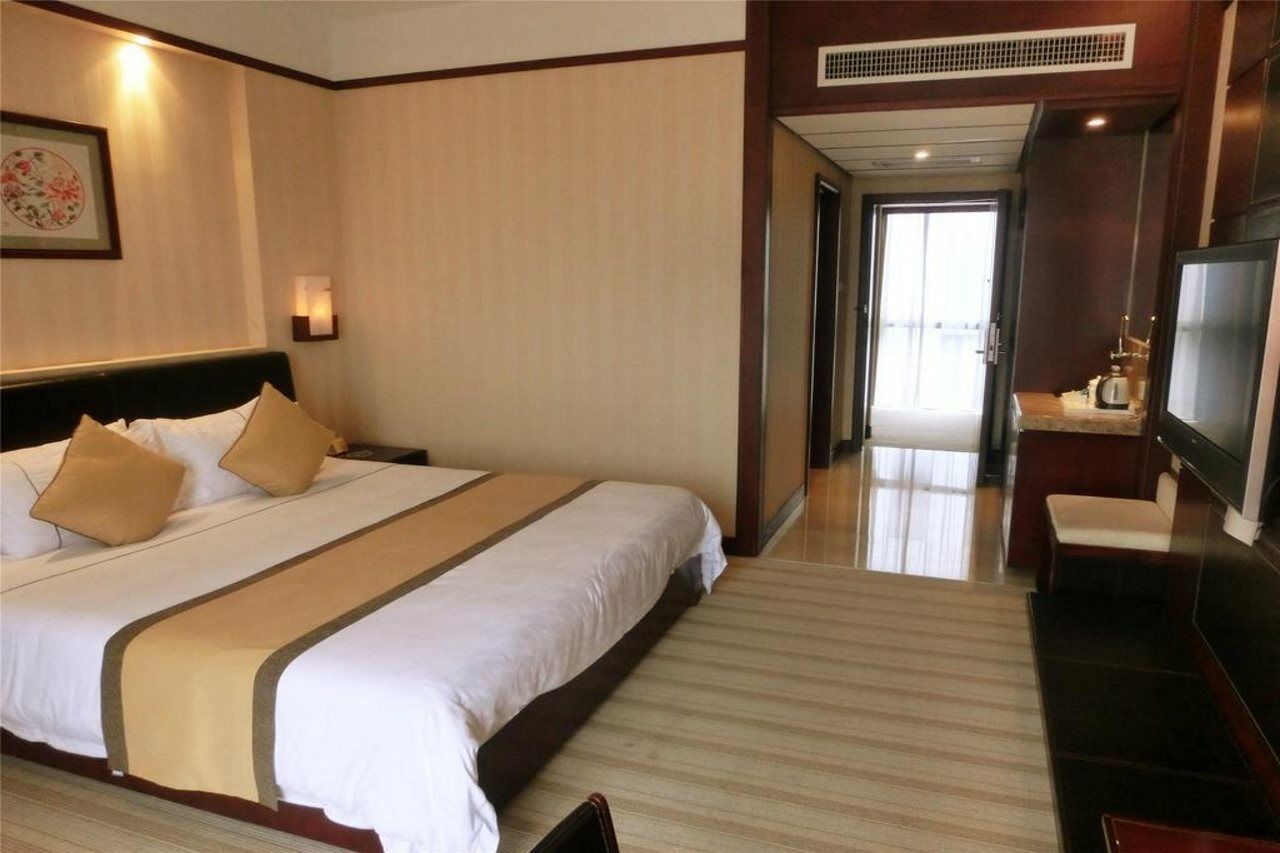 Отель Guangzhou Baiyun International Convention Center Экстерьер фото