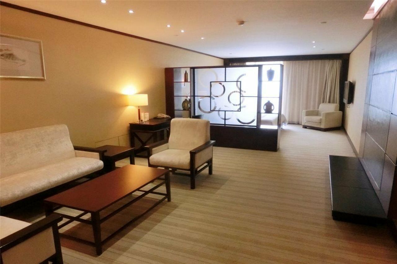 Отель Guangzhou Baiyun International Convention Center Экстерьер фото
